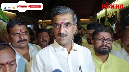 पालकमंत्री संभूराजे देसाई  धर्मवीर आनंदी दिघेंच्या चरणी देसाई म्हणतात