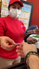 Il customise sa carte bancaire pour faire rire les employés quand il paye