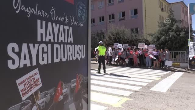 Öğrenciler yaya geçitlerini Hayata saygı duruşu sloganıyla kırmızıya boyadı