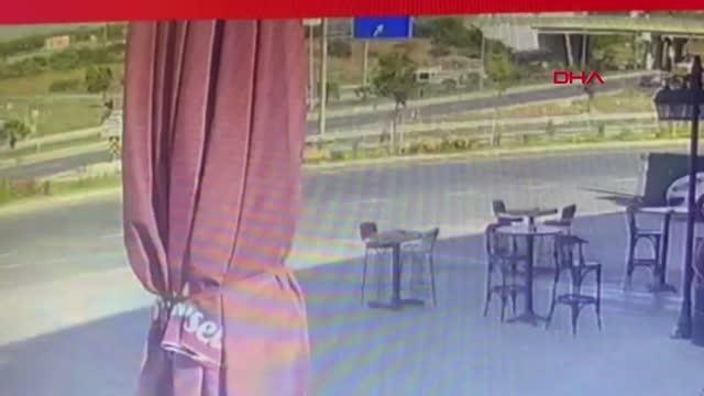 Son dakika haberleri! TERS YÖNE GİREN OTOMOBİL, OTOBÜSLE ÇARPIŞTI; KAZA ANI KAMERADA