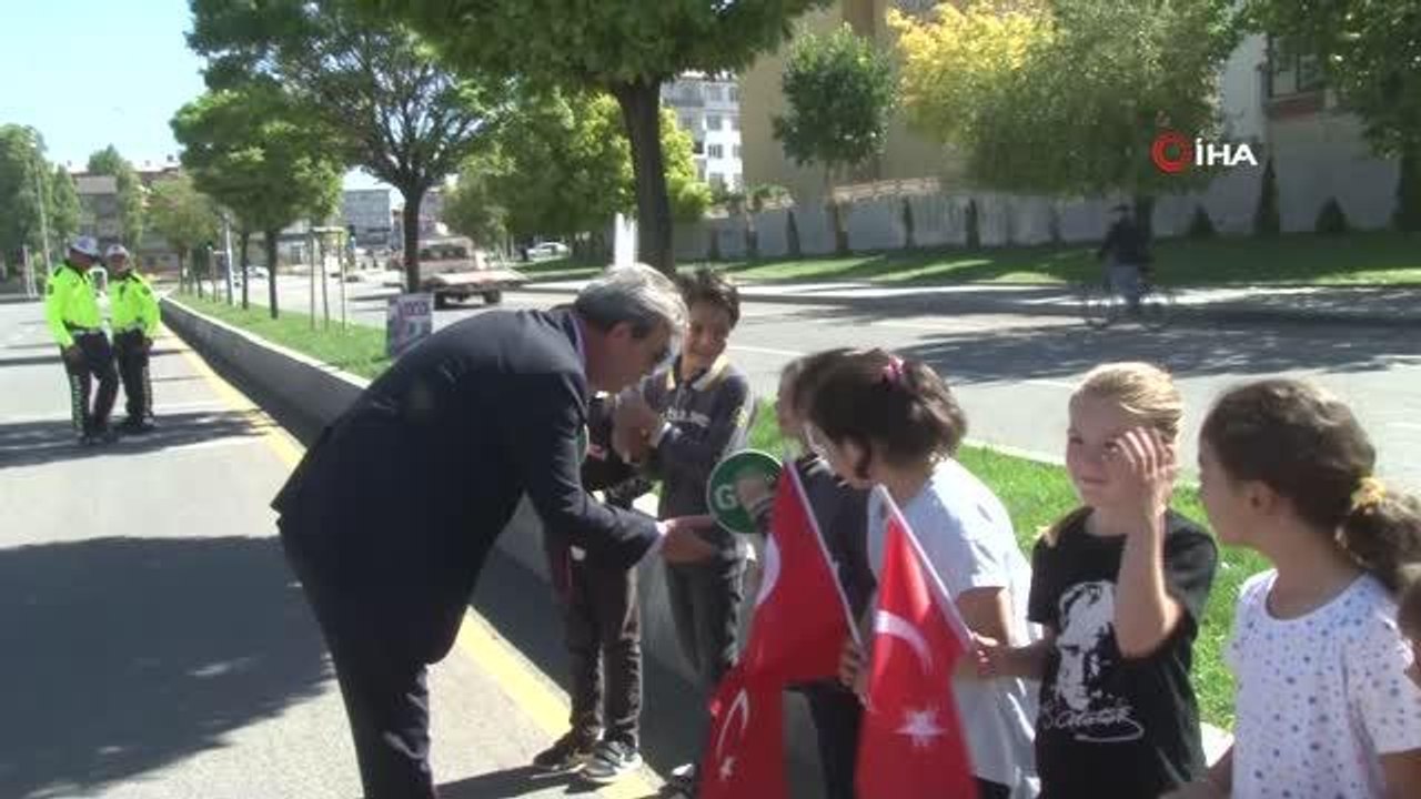 Erzurum haberi! Erzurum'da 'Yayalara öncelik duruşu, hayata saygı duruşu' sloganıyla yaya geçitleri kırmızıya boyandı