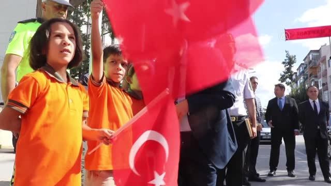 Yaya geçitleri "Hayata saygı duruşu" sloganıyla kırmızıya boyandı