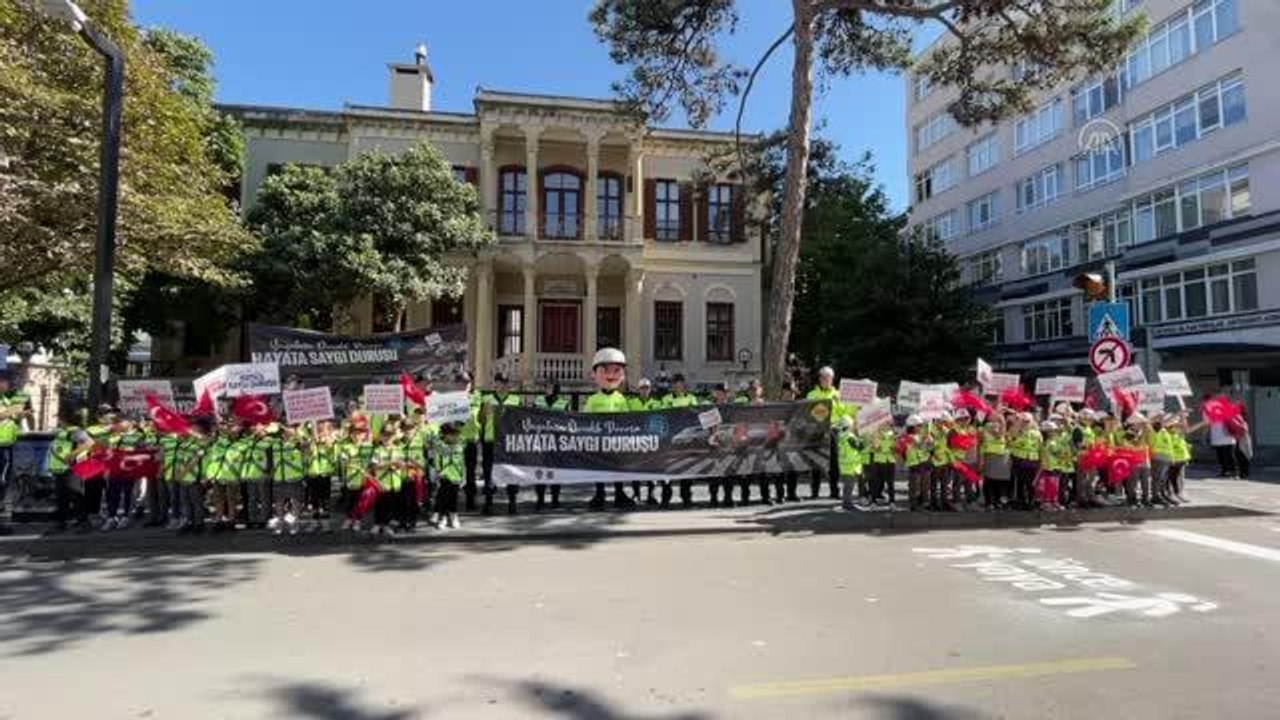 Yaya geçitleri "Hayata saygı duruşu" sloganıyla kırmızıya boyandı