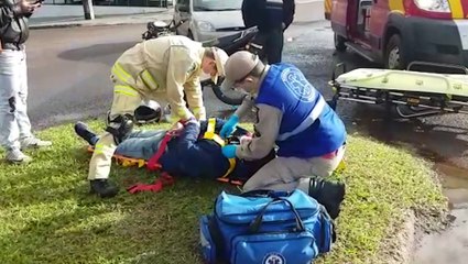 Télécharger la video: Jovens ficam feridos após colisão no cruzamento das Avenidas Rocha Pombo e Estados Unidos