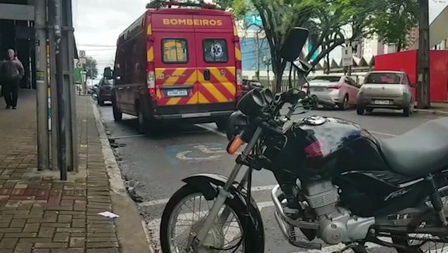 Veículos se envolvem em colisão ao lado da Catedral e motociclista precisa ser socorrido