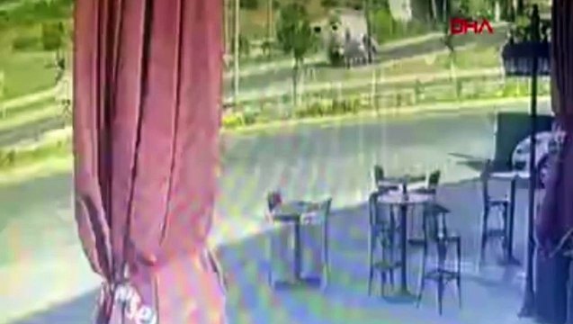 Ters yöne giren otomobil otobüsle çarpıştı