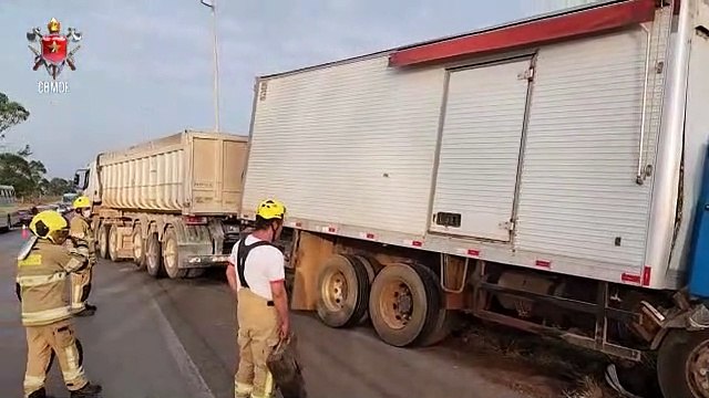 Motorista de carro morre em colisão frontal com caminhão