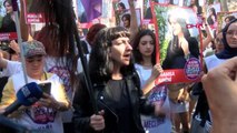 İRANLI MAHSA AMİNİ İÇİN 'SAÇTAN BAYRAKLI' PROTESTO
