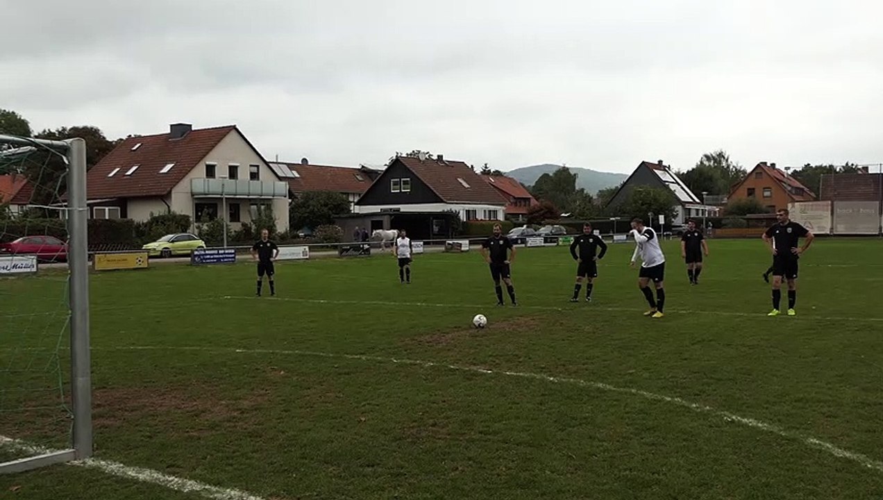 Das 0:1 für die SG Bergdörfer III durch Maurice Ballhausen gegen den FC Gleichen III