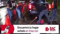 Capitalinos “le echan la vaca” para tapar enormes baches en la capital