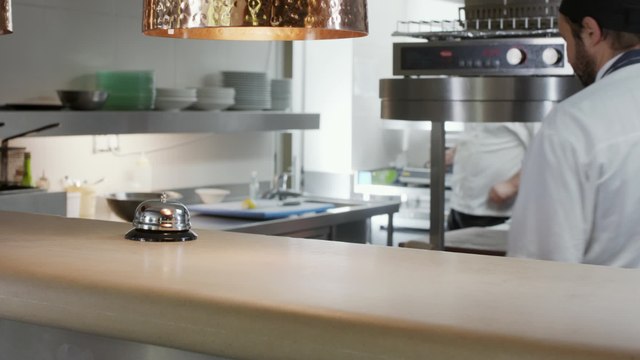 Ce serveur fait payer ses allers-retours à des clients, ils dénoncent ses pratiques scandaleuses