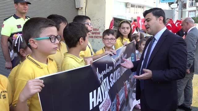 Karadeniz'deki 5 ilde yaya geçitleri Hayata saygı duruşu sloganıyla kırmızıya boyandı