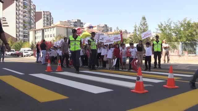 DİYARBAKIR - Yayalara öncelik duruşu, hayata saygı duruşu etkinliği