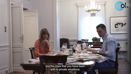 Sánchez y Begoña posan desayunando con prensa extranjera en la Moncloa en su serie autobombo