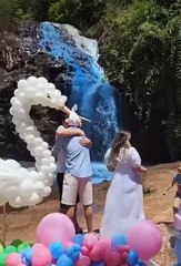 Pareja decidió teñir de azul una  cascada en Brasil