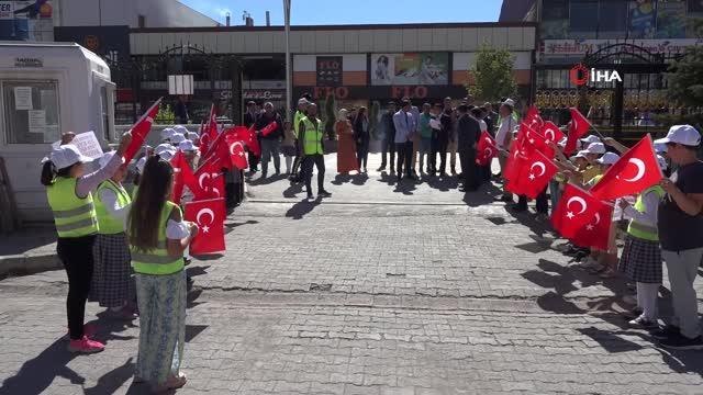 Van haber... Muradiye'de 'Yayalara öncelik, hayata saygı duruşu' etkinliği düzenlendi