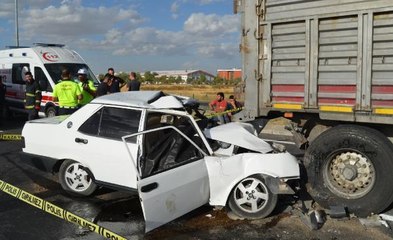 Son dakika haber! OTOMOBİL, TIR'A ÇARPTI 2 ÖLÜ