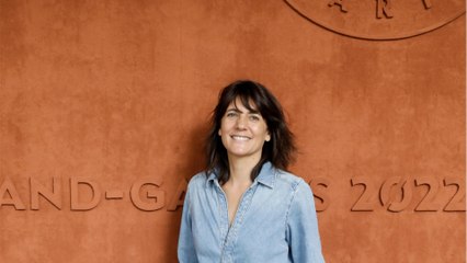 GALA VIDEO - “Bernadette Chirac était encore de ce monde” : grosse gaffe chez Estelle Denis !