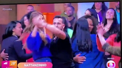 Cantor de Rio Bom dança com Patrícia Poeta no Encontro; assista
