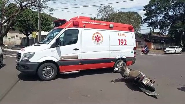 Jovem fica ferido após colisão entre carro e moto na Zona II, em Umuarama