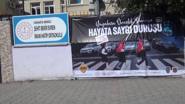 Yaya geçitleri kırmızıya boyandı