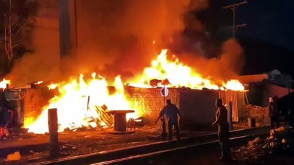 Tres casas de Pueblo Quieto quedaron en cenizas tras un incendio; colonos señalaron a policías