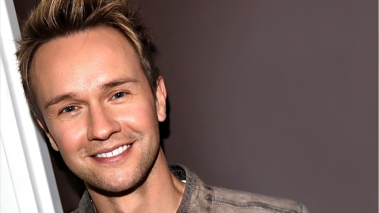 VOICI - Cyril Féraud se dévoile avec un look inhabituel, les internautes sont séduits