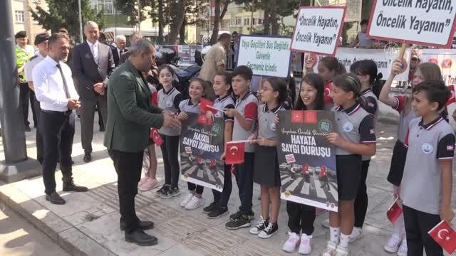 Yaya geçitleri Hayata saygı duruşu sloganıyla kırmızıya boyandı