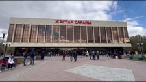 Rus vatandaşları Kazakistan'da kimlik numarası almak için saatlerce sırada bekliyor