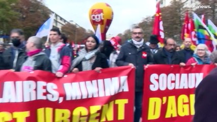 Télécharger la video: Salários e reforma das pensões provocam greves e protestos em França