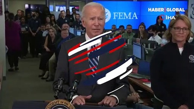 ABD Başkanı Biden, kürsüden inerken yine yolunu şaşırdı, alıp başını gitti