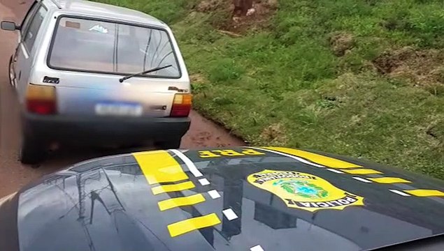 Veículo abandonado as margens da BR-277 é guinchado; PRF esteve no local realizando abordagens