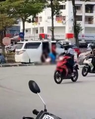 4蒙面壮汉当街掳人       强拉华男上Vellfire 没人上前阻止