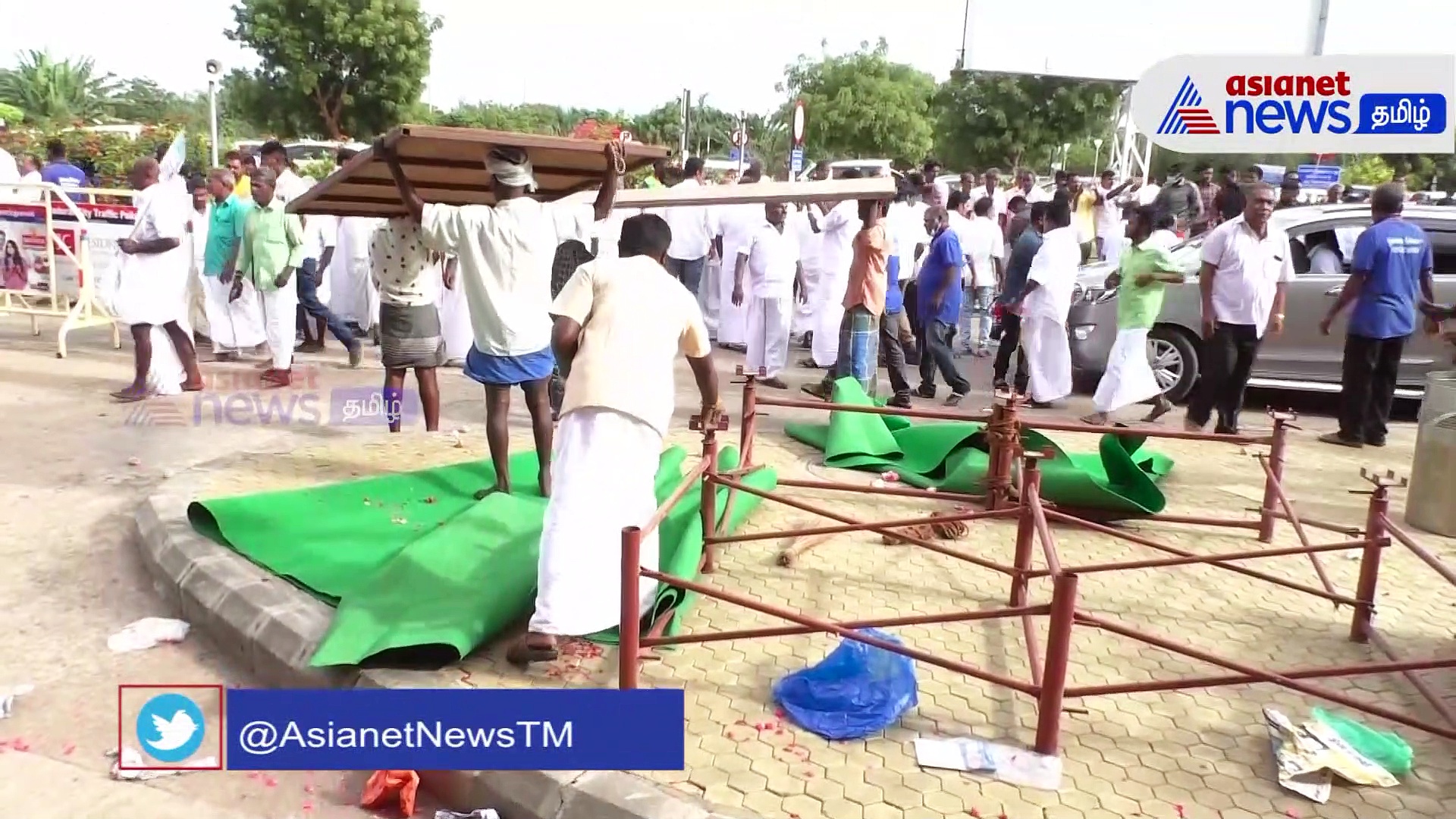 எடப்பாடிக்காக விமான நிலையத்திலேயே மேடை போட்ட அதிமுகவினர்: ரவுண்டு கட்டிய அதிகாரிகள்