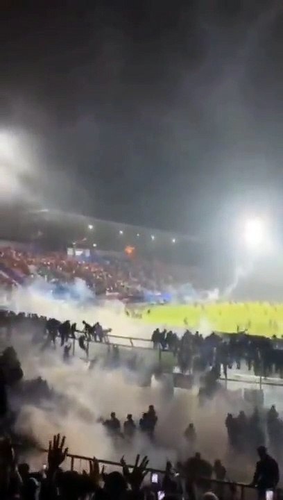 مقتل 174 شخصا في أحداث شغب بمباراة كرة قدم في إندونيسيا