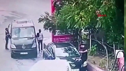 Aracını silerken telefonu çalındı!