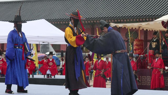 경복궁 수문장 교대의식 재현 20주년...우중에 전국 수문장 집결 / YTN