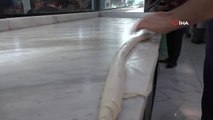 250 kilogramlık 150 metre böreği üniversiteli öğrencilere ikram etti