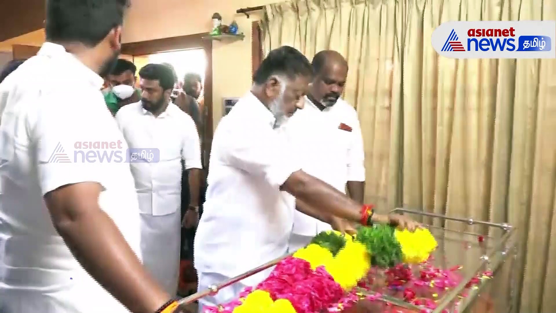 எம்பி ரவீந்திரநாத் மாமியாருக்கு நேரில் அஞ்சலி செலுத்திய ஓபிஎஸ்