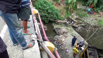 Diduga Sopir Ngantuk , Truk Muatan Sepeda Motor Terjun ke Sungai