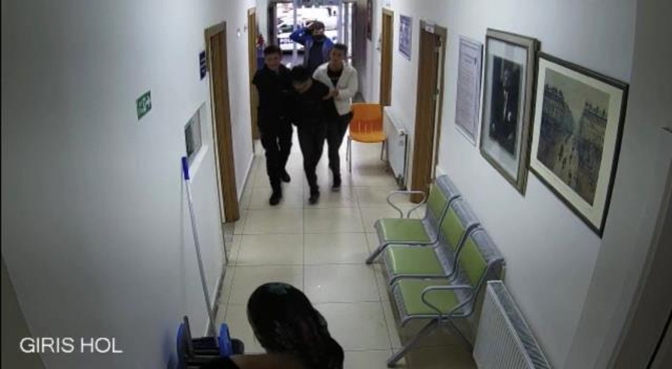 İstanbul'da ilginç olay kamerada: Suçüstü yakalanan hırsız polisin burnunu kırdı