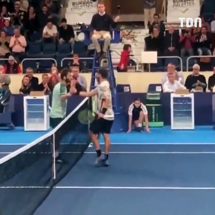 Ces deux joueurs de tennis prêts à en venir aux mains en plein match, l'arbitre les sépare