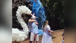 Un couple teint l'eau d'une cascade pour annoncer le sexe de leur enfant, ils sont recherchés par les autorités