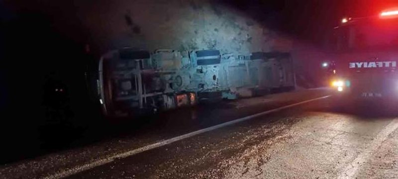 Batman haber! Gercüş'te asfalt yüklü tır devrildi: 2 yaralı