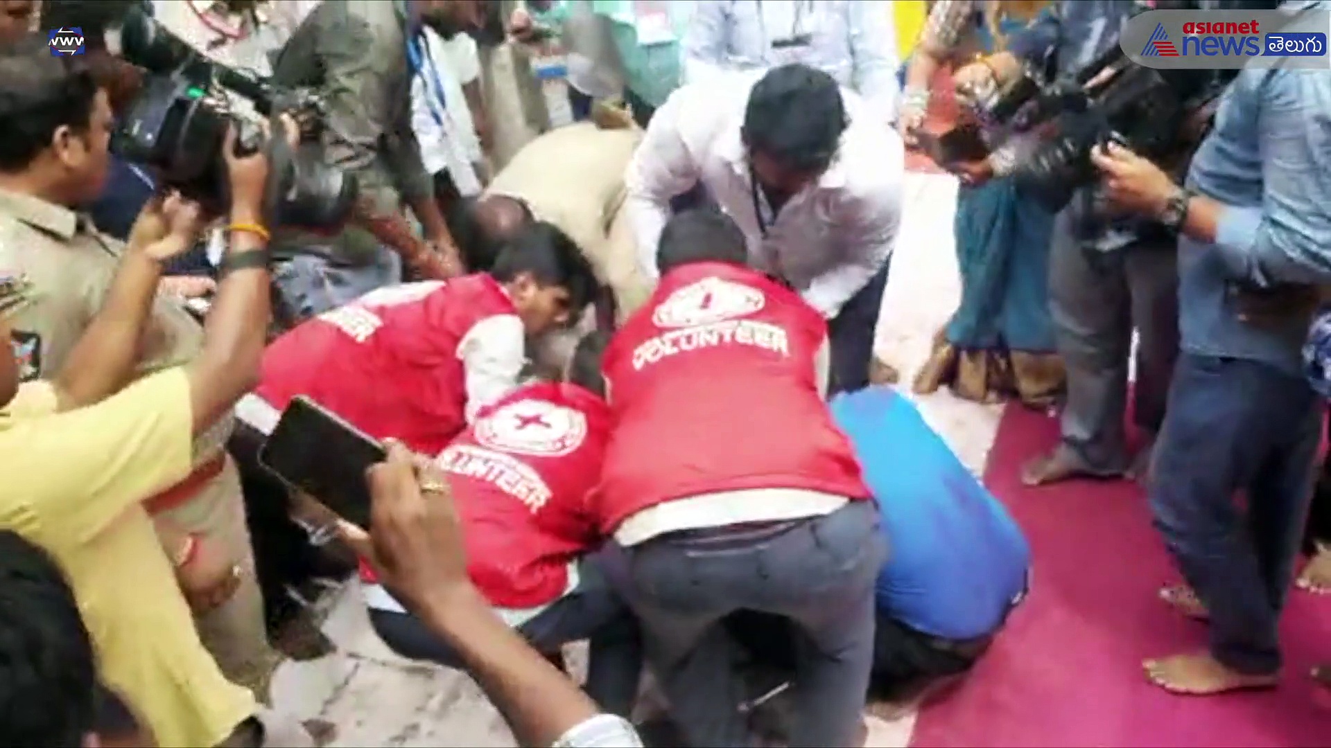 విజయవాడ దుర్గమ్మ ఆలయంలో అపశృతి... క్యూలైన్ లో భక్తుడు మృతి