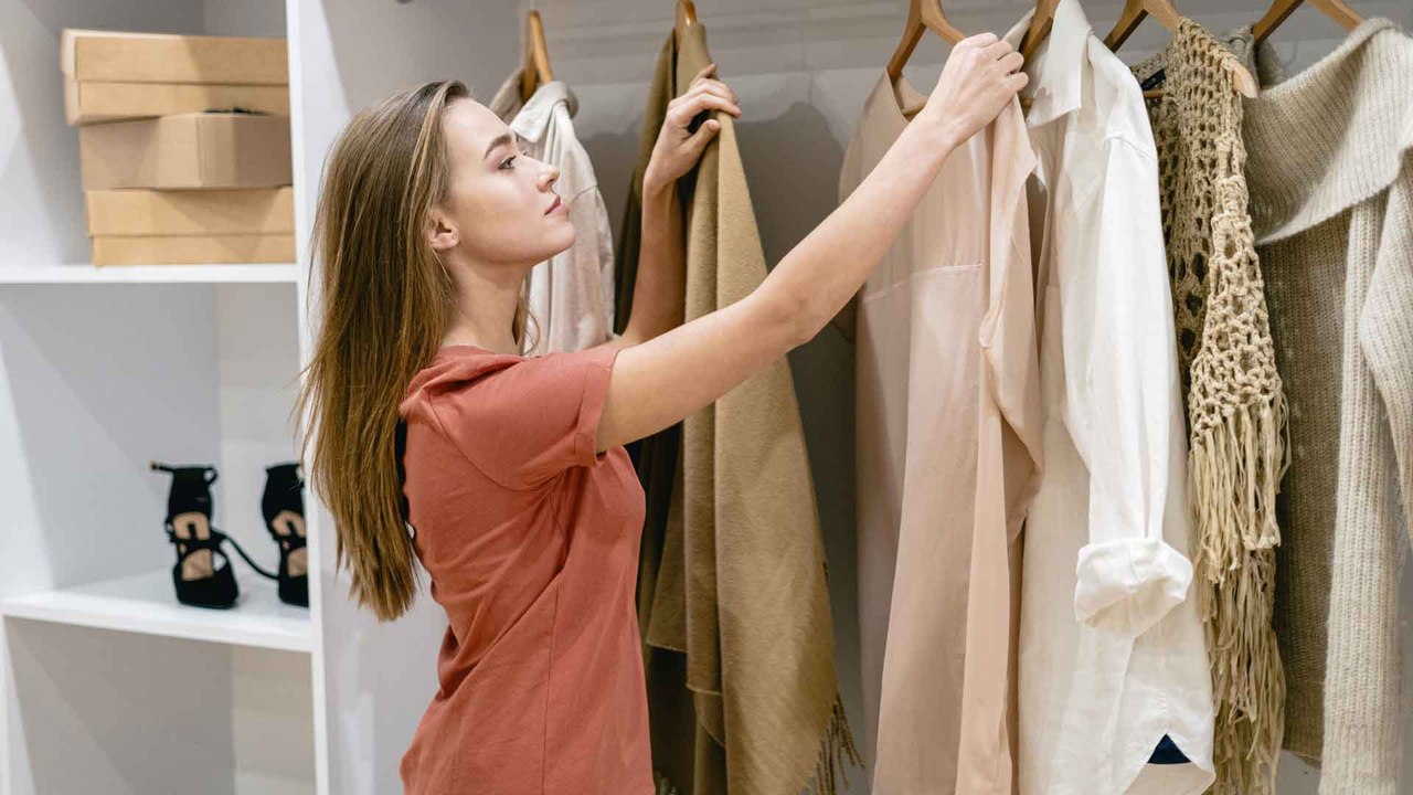 Kleiderschrank: Diese 3 Teile sollten wir besser behalten