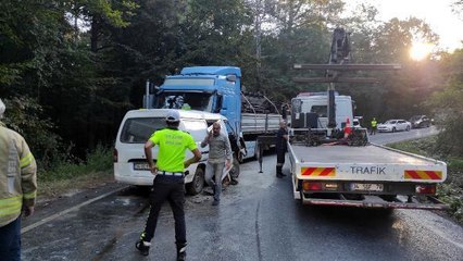 SARIYER'DE MİNİBÜS İLE TIR ÇARPIŞTI 2 AĞIR YARALI