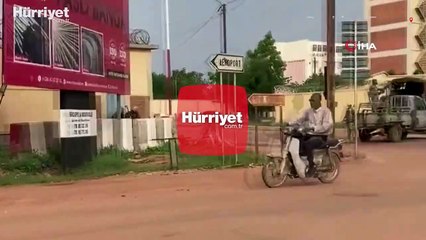 Скачать видео: Burkina Faso’da başkanlık sarayı çevresinde silah sesleri duyuldu