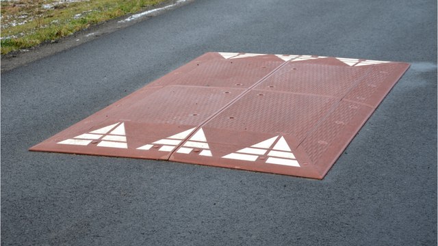 Excédé par les excès de vitesse, un restaurateur installe lui-même un ralentisseur