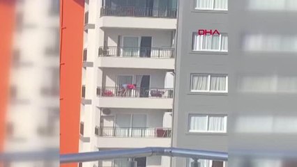 BALKON DEMİRLERİNE ÇIKAN ANNELERİNİN ATLAMAMASI İÇİN BACAĞINA SARILDILAR